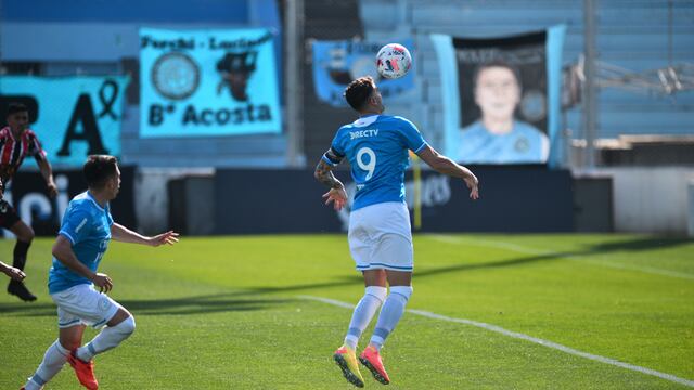 Pablo Vegetti, el goleador, recibió solo, la bajó de pecho y definió para el 1-0 de Belgrano ante Chacarita. (Pedro Castillo)