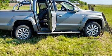 La Amarok fue robada y estrellada por los delincuentes, en La Cesira.