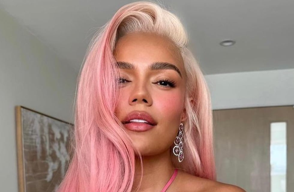 Karol G jugó al límite con fotos de su escote en primer plano: “Última fotico de mi 2023″