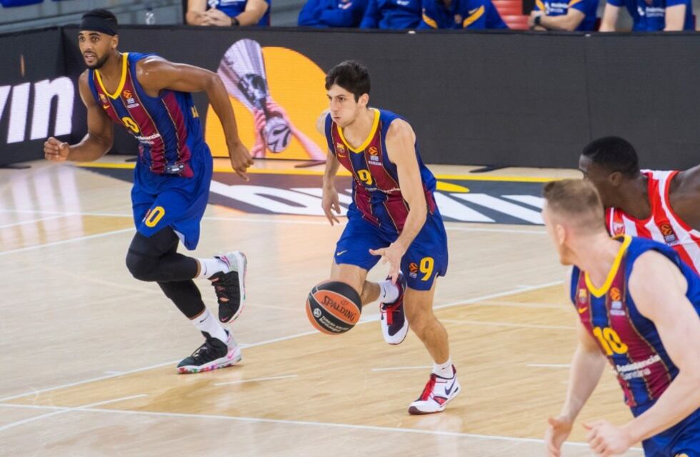 Con cuatro puntos de Bolmaro el Barcelona ganó y es líder de la Euroliga