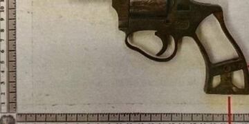 El revólver 22 plantado por policías en el caso Blas Correas. (La Voz)