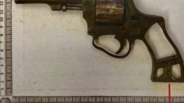 El revólver 22 plantado por policías en el caso Blas Correas. (La Voz)