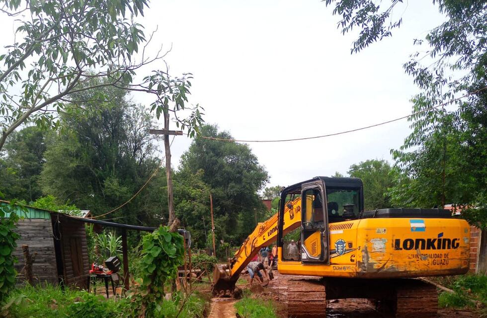 Trabajan en la desobstrucción de desagües en Puerto Iguazú