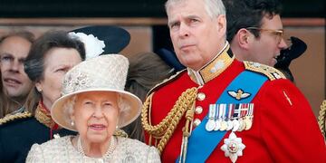 La Reina Isabel II junto con el príncipe Andrés.