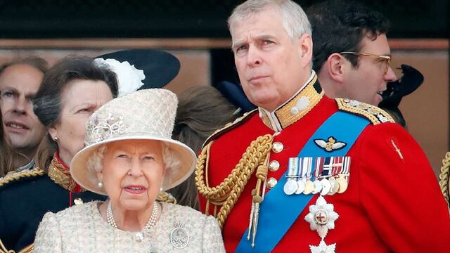La Reina Isabel II junto con el príncipe Andrés.