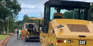 Continúan las obras en el cementerio Sueco y realizan asfaltado sobre empedrado en Oberá