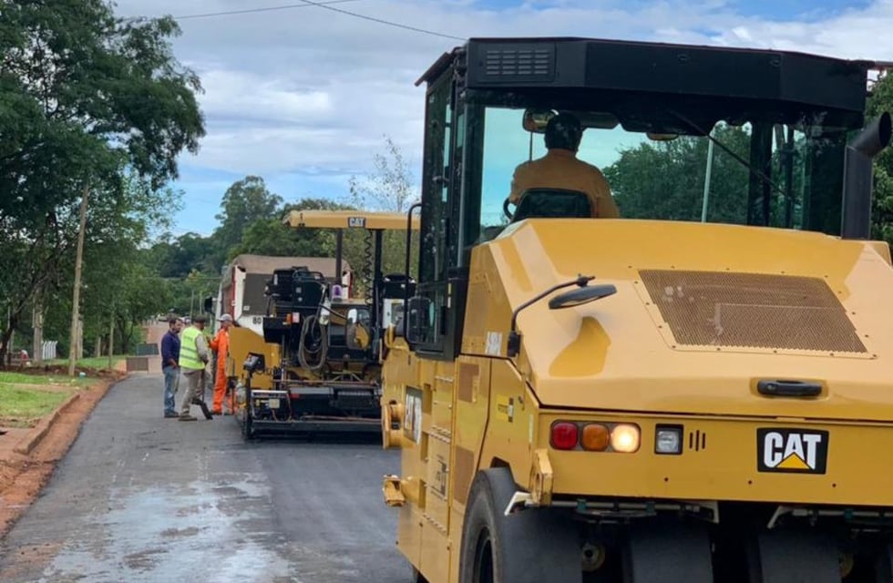 Continúan las obras en el cementerio Sueco y realizan asfaltado sobre empedrado en Oberá