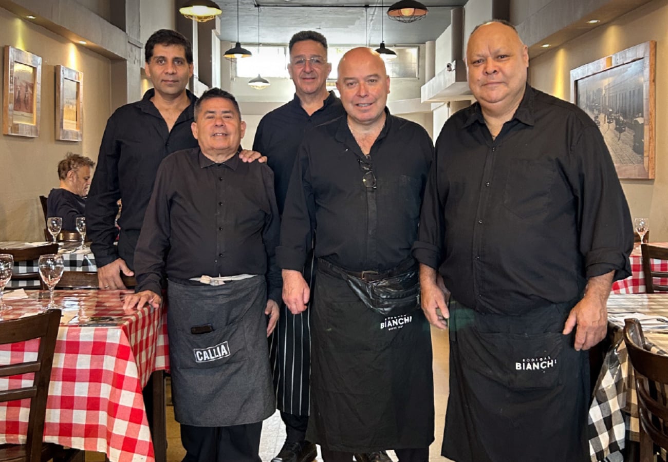 El plantel de mozos que trabajan en La Perla.