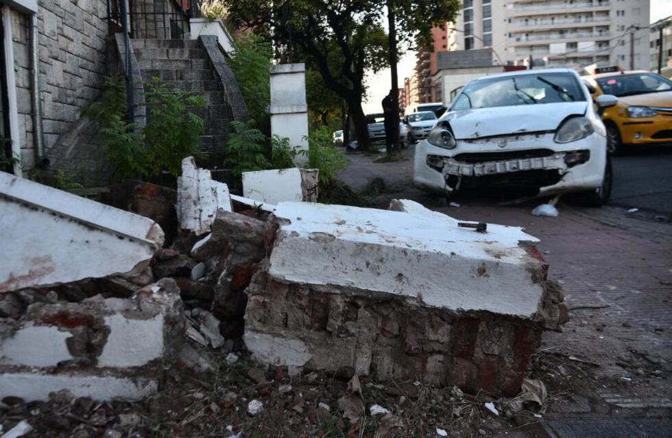 Joven de 19 años estrelló su vehículo contra una casa