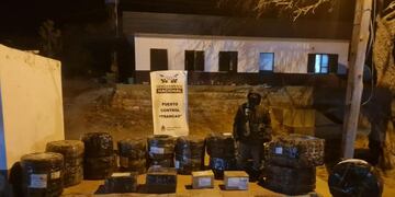 Trancas: secuestraron 20 encomiendas con neumáticos y hojas de coca