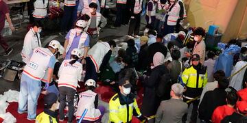 Socorristas y bomberos trabajan en la escena de una estampida fatal en Seul, Corea del Sur, durante celebraciones de Halloween, el sábado, 29 de octubre del 2022. Al menos 120 personas murieron, dijeron las autoridades. (AP Foto/Lee Jin-man)