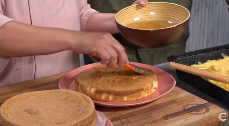 Cómo hacer una torta Chiffon de naranja: la receta de Gladys Olazar, de Cocineros Argentinos para lograr un bizcochuelo nube