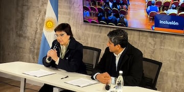 La ministra de Planificación Estratégica y Modernización de Jujuy, Isolda Calsina, y el decano de la Facultad de Ingeniería, Luis Alejandro Vargas, anunciaron la "Diplomatura Universitaria en Datos Espaciales".