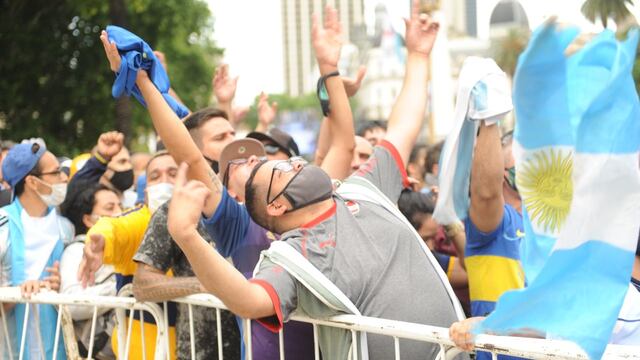 Multitudinaria despedida para el astro que tantas alegrías le dio al pueblo futbolero de todo el mundo. (Federico López Claro)