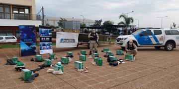 Decomisan marihuana transportada en una canoa en Posadas.