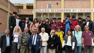 Directivos, docentes y estudiantes del Colegio Secundario n° 1 "Crucero ARA General Belgrano" recibieron a los homenajeados y las autoridades.