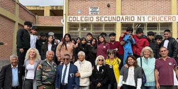 Directivos, docentes y estudiantes del Colegio Secundario n° 1 "Crucero ARA General Belgrano" recibieron a los homenajeados y las autoridades.