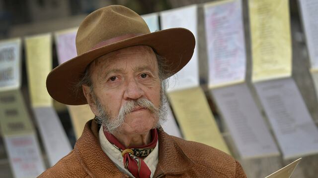 Santos Nahuel poeta de la Plaza Independencia.
 
Foto: Orlando Pelichotti