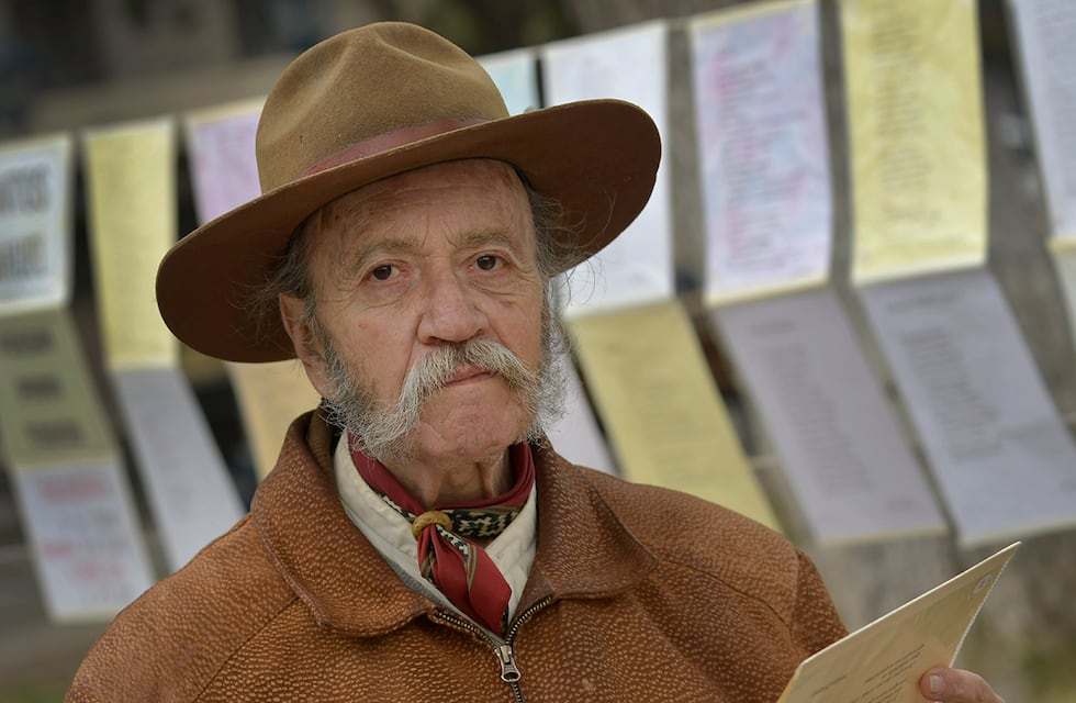 Conocé a Santos Nahuel, el último poeta callejero de Mendoza que sobrevive a la era digital