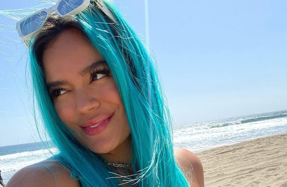 Karol G posó con bikini animal print y en un yate