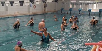 Más de 120 adultos mayores disfrutan la Colonia Municipal.