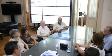 Medina Ruiz en reunión con representantes de la Academia de Salud.