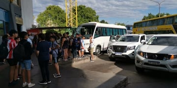Padres de San Martin impidieron el viaje de egresados de sus hijos porque el colectivo estaba en malas condiciones.