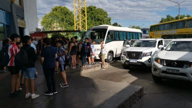 Padres de San Martin impidieron el viaje de egresados de sus hijos porque el colectivo estaba en malas condiciones.