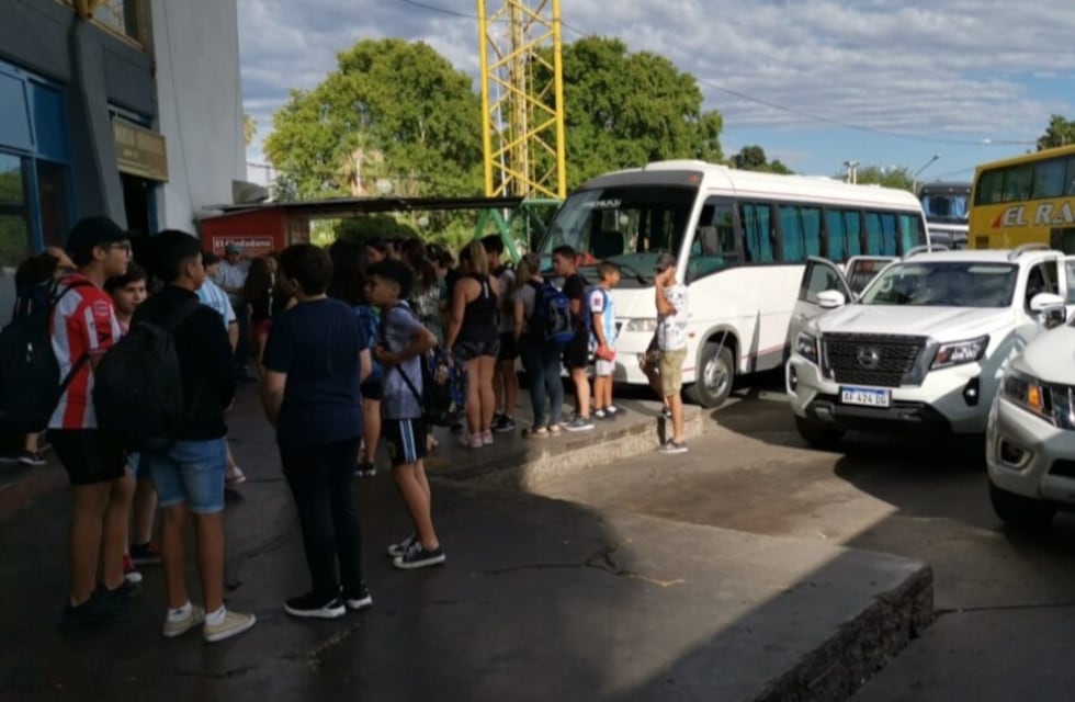 Padres de San Martín notaron irregularidades y suspendieron el viaje de egresados de sus hijos a punto de salir