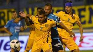 Marco Ruben, goleador de Rosario Central, aguanta la marca de Lucas Aveldaño, defensor de Belgrano, en la semifinal de Copa Argentina 2016