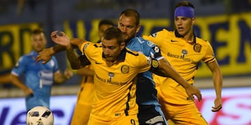 Marco Ruben, goleador de Rosario Central, aguanta la marca de Lucas Aveldaño, defensor de Belgrano, en la semifinal de Copa Argentina 2016