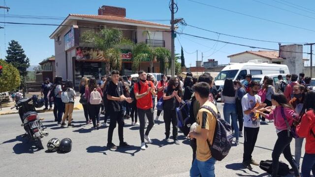 Otro derrumbe en Carande Carro terminó con un alumno herido.
