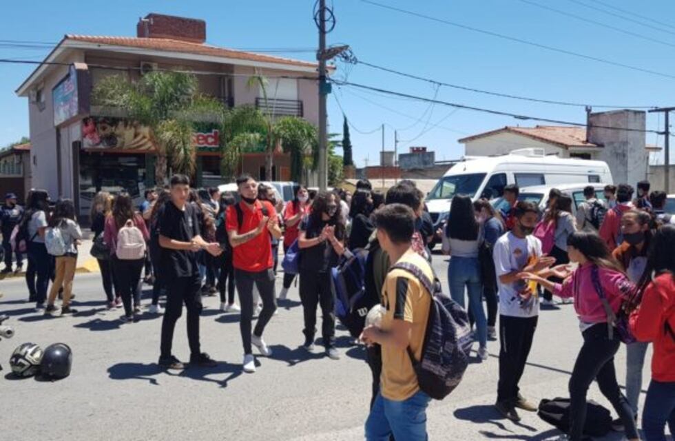 Carlos Paz: Los alumnos del Carande Carro cortaron la Av. Cárcano en señal de protesta por el estado edilicio