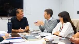 Leo Viotti junto con Alejandra Sagardoy y Darío Cocco