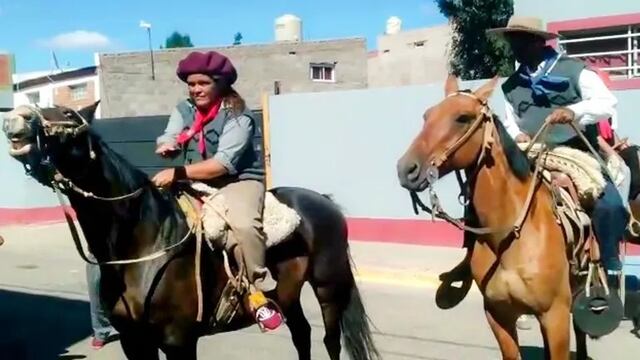 Con boina y a caballo, una pareja dio el sí en Neuquén