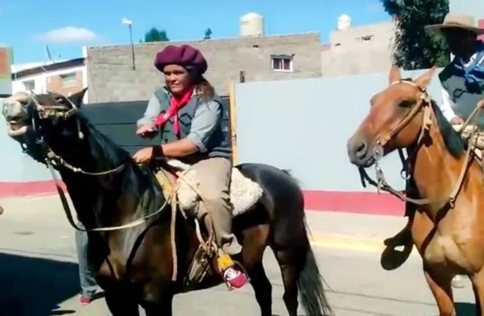 Con boina, bombacha de gaucho y a caballo una pareja dio el sí en un Registro Civil de Neuquén