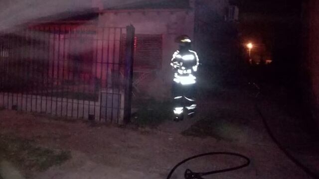 Se prendió fuego la habitación de una vivienda pero no hubo heridos.