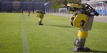 Prueba de los compactadores en una de las canchas del predio de Boca.