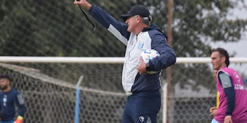 Héctor Arzubialde, técnico de Racing, admitió que Julián Vignolo tiene "las horas contadas" en Nueva Italia (Foto: Prensa Racing).
