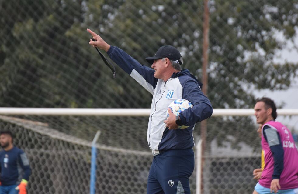 Racing: tiene un pie y medio afuera pero viajó para el reinicio de la Primera Nacional