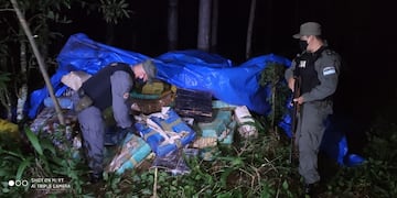 Se trataba de una gran cantidad de bultos de diversos tamaños que se encontraban cubiertos por una lona de color azul.