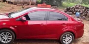 Apunta de pistola, robaron un automóvil y más de 250 mil pesos a una familia en Pozo Azul.