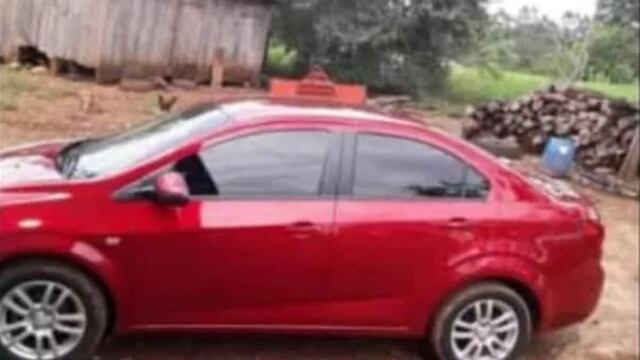 Apunta de pistola, robaron un automóvil y más de 250 mil pesos a una familia en Pozo Azul.