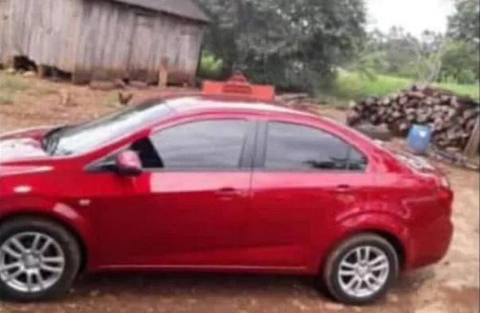 A punta de pistola, robaron un automóvil y más de 250 mil pesos a una familia en Pozo Azul