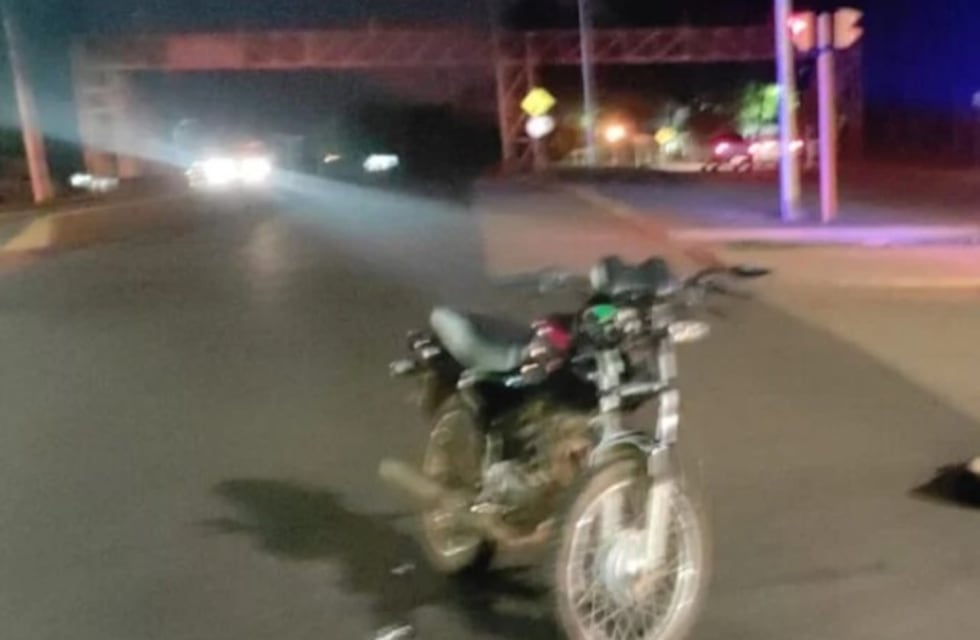 Posadas: cruzó en rojo, chocó a un motociclista y se dio a la fuga