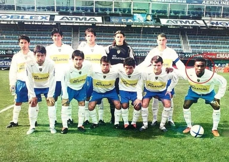 El exfutbolista de Boca que ganó la Copa Libertadores y hoy es cantante de reggaeton