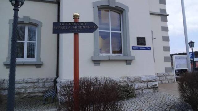 Cartel en Sigmarigendorf por el hermanamiento con Rafaela