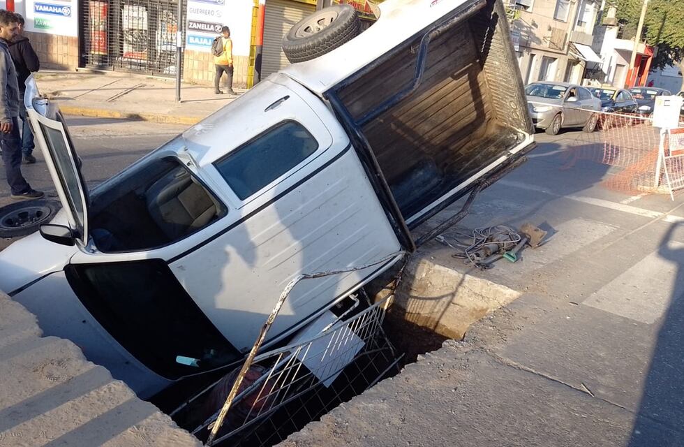 ¿Un cráter?: una camioneta quedó “incrustada” dentro de un pozo de Aguas Santafesinas en una avenida rosarina