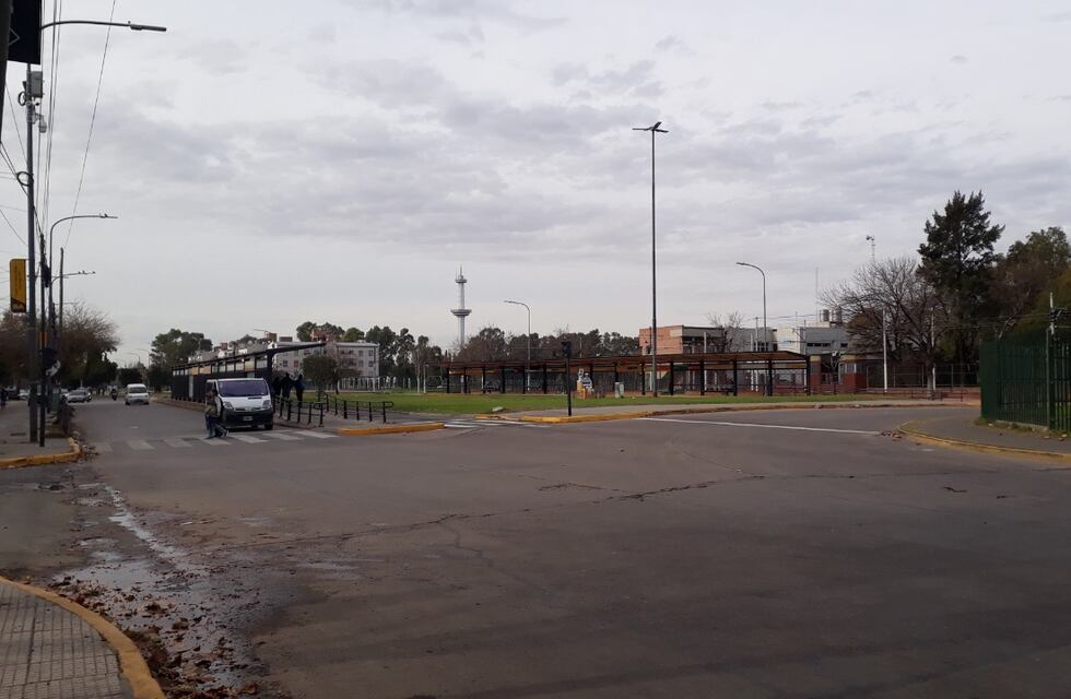 Un auto chocó y volcó en Villa Soldati