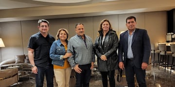 El diputado Ricardo Herrera (a la izquierda) junto al gobernador riojano Ricardo Quintela (al centro) y los diputados Sergio Casas, Hilda Aguirre y Gabriela Pedrali